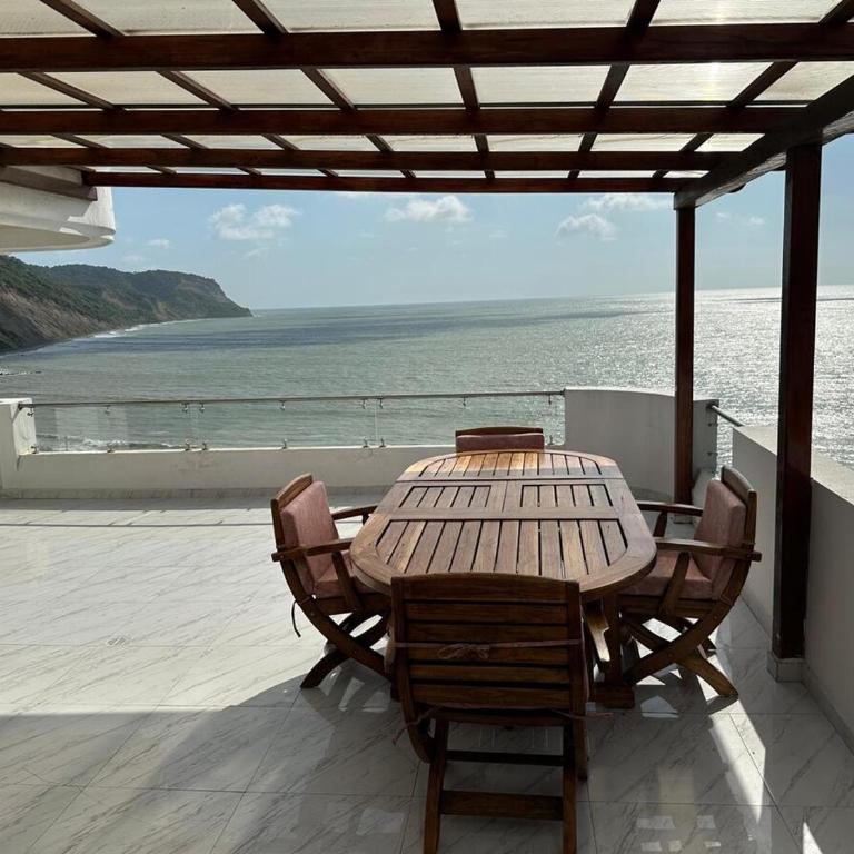 Penthouse in Bahia de Caráquez - Three-Bedroom Apartment - 1