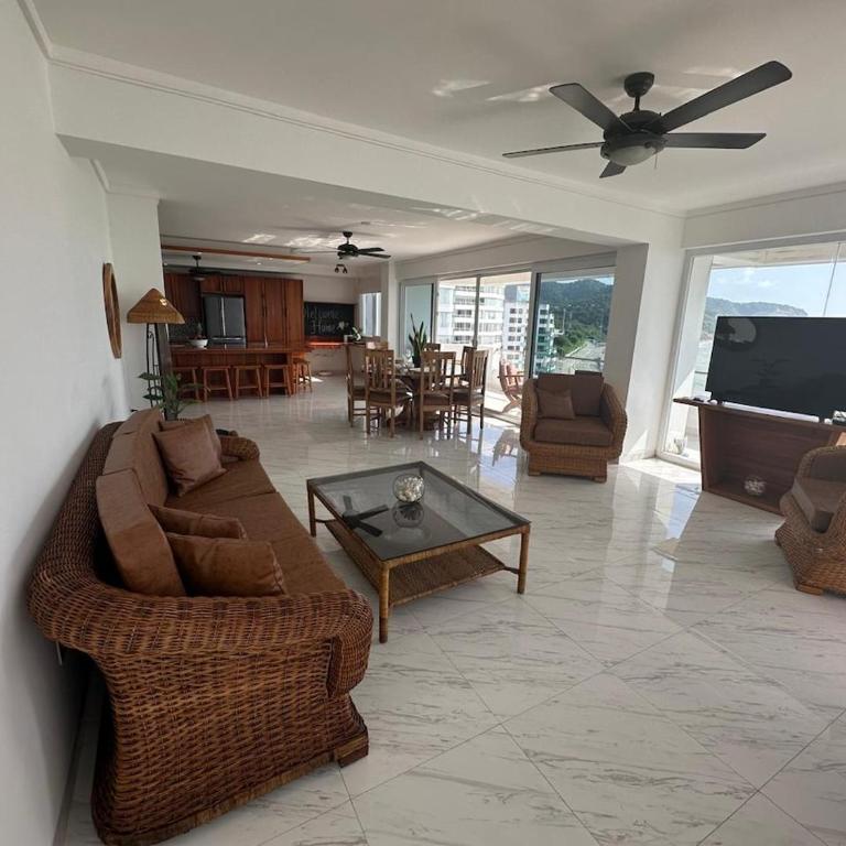 Penthouse in Bahia de Caráquez - Three-Bedroom Apartment - 47