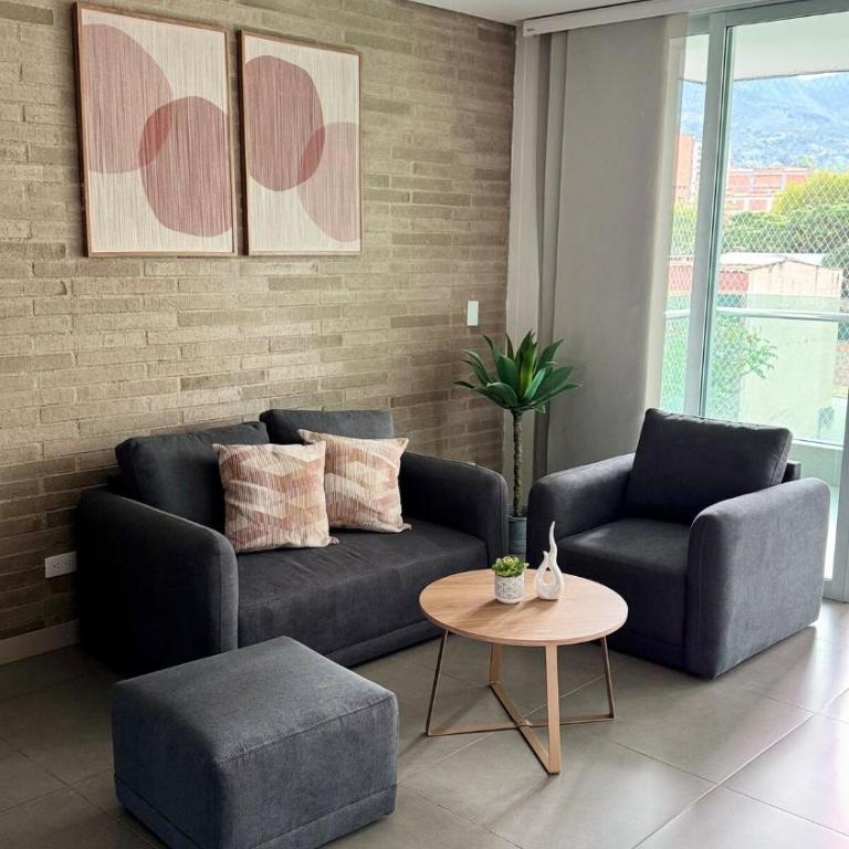 Apartamento con parqueadero en Laureles - Estadio, Medellín - Three-Bedroom Apartment - 1