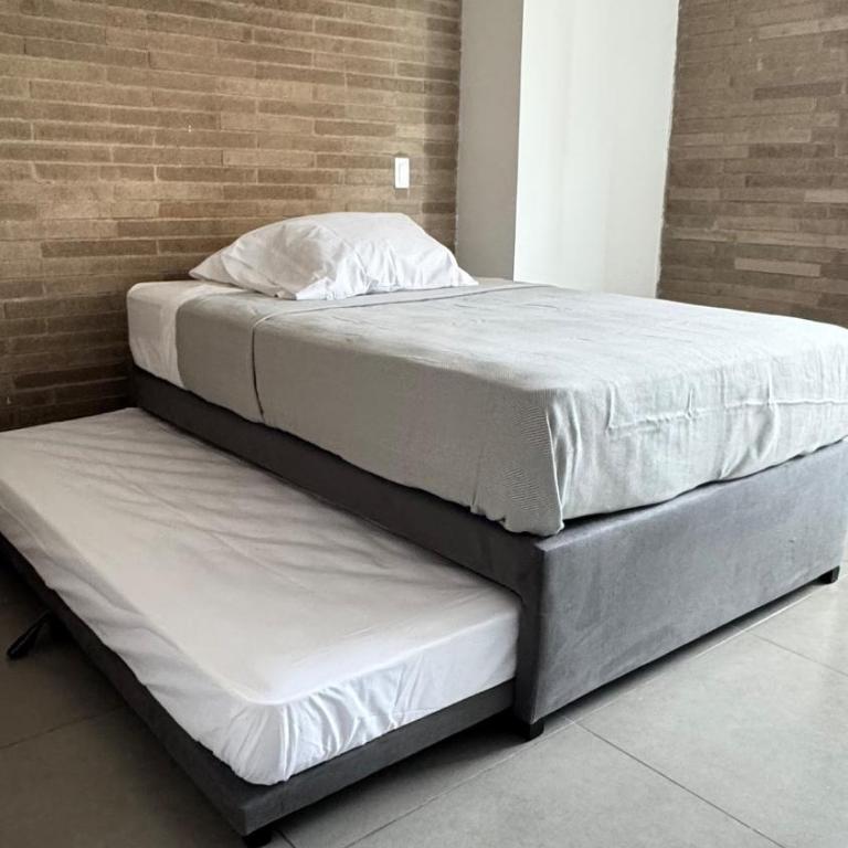 Apartamento con parqueadero en Laureles - Estadio, Medellín - Three-Bedroom Apartment - 2