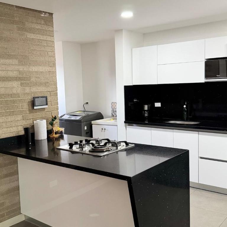 Apartamento con parqueadero en Laureles - Estadio, Medellín - Three-Bedroom Apartment - 3
