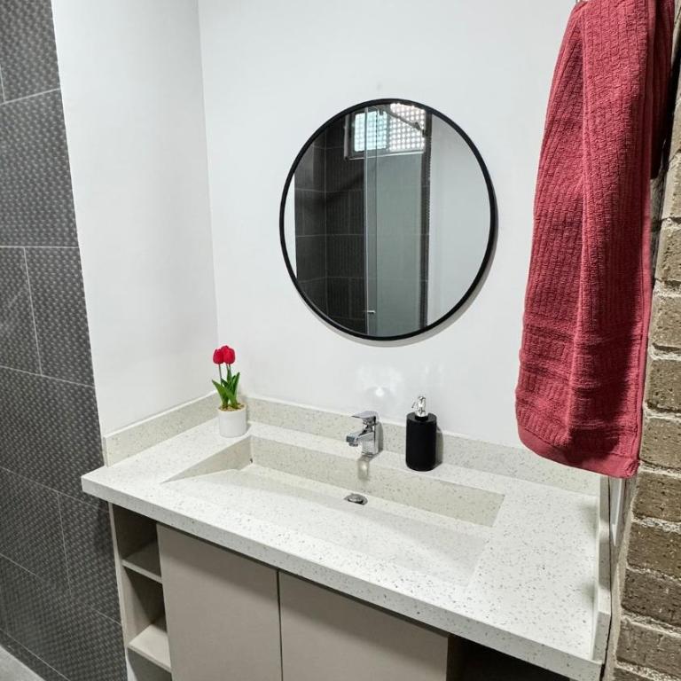 Apartamento con parqueadero en Laureles - Estadio, Medellín - Three-Bedroom Apartment - 11