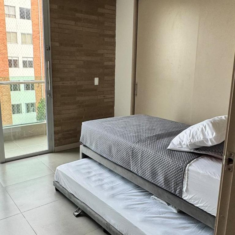 Apartamento con parqueadero en Laureles - Estadio, Medellín - Three-Bedroom Apartment - 14