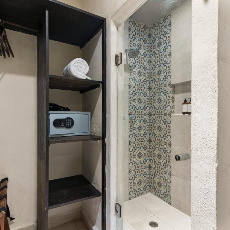 Hotel Riviera Del Sol - Deluxe Queen Suite - 4