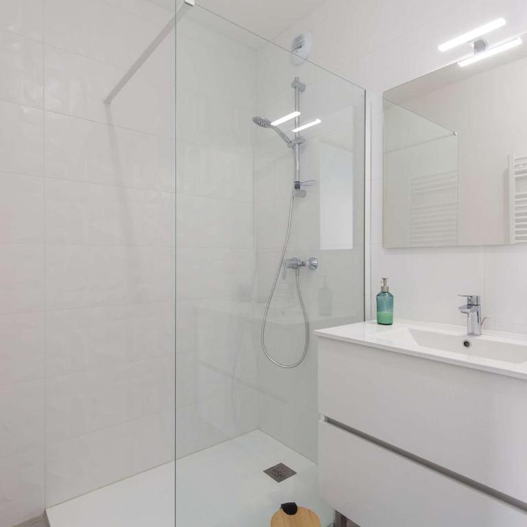 Appartement Haut de Gamme 3 Chambres avec Terrasse et Jardin - FR-1-401-317 - Apartment - 10
