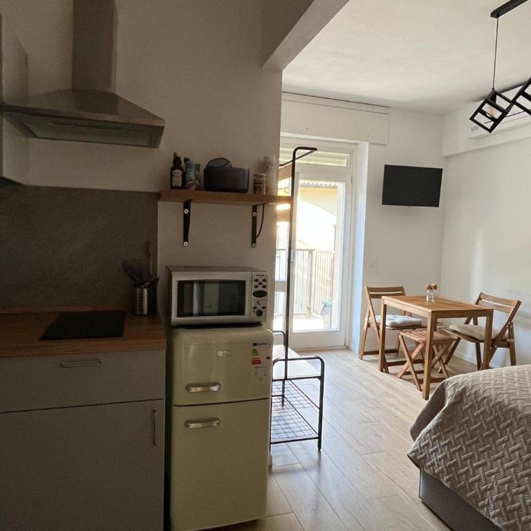 Residence Villa Alba - B&B Suite Disposition 555 Al Vittoriale - Appartamento Monolocale con Letto Queen-Size - 32