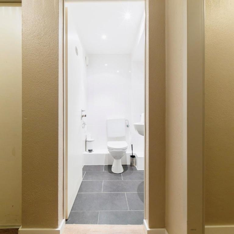 Hotel Lux - Doppelzimmer mit Bad im Flur - 4