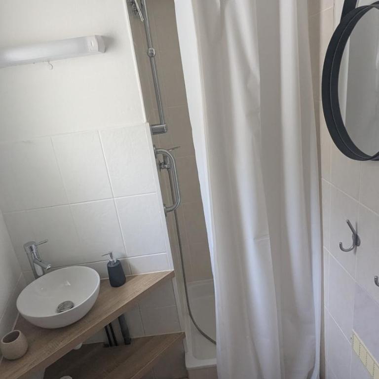 Studio climatisé en face des cures - Appartement 1 Chambre - 2