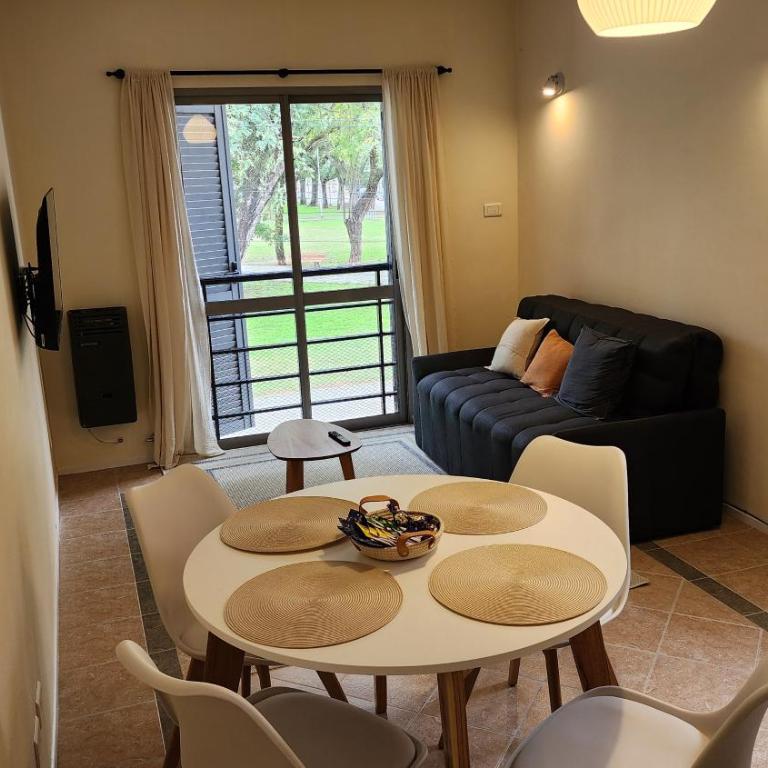 Departamento Centrico con vista única a Plaza Sarmiento - Apartamento de 1 dormitorio - 1