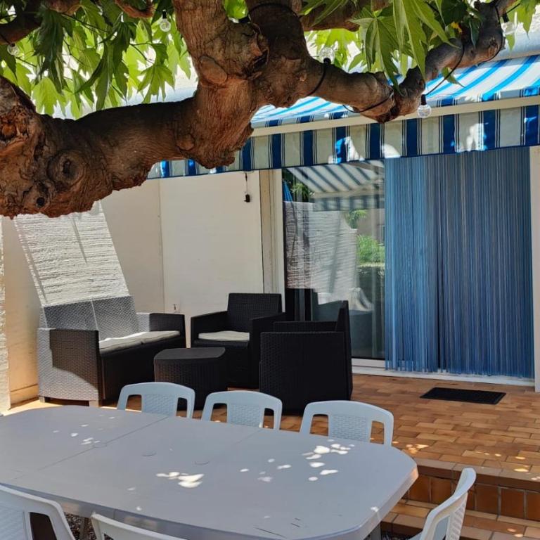 Villa en bord de mer à Saint Pierre la mer - Three-Bedroom Villa - 4