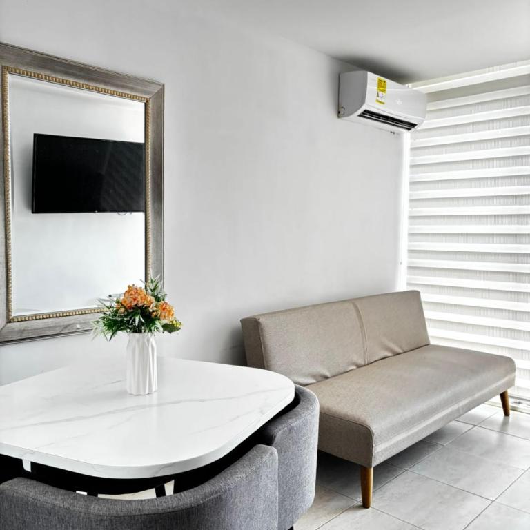 Apartamento amoblado, cómodo y cerca de lo mejor de la ciudad - Three-Bedroom Apartment - 13