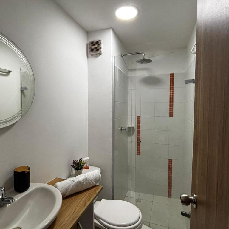 Apartamento amoblado, cómodo y cerca de lo mejor de la ciudad - Three-Bedroom Apartment - 15