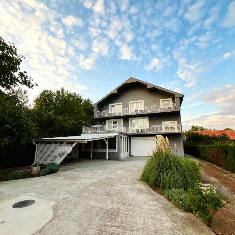 Talia - Standard Triple Room - 9