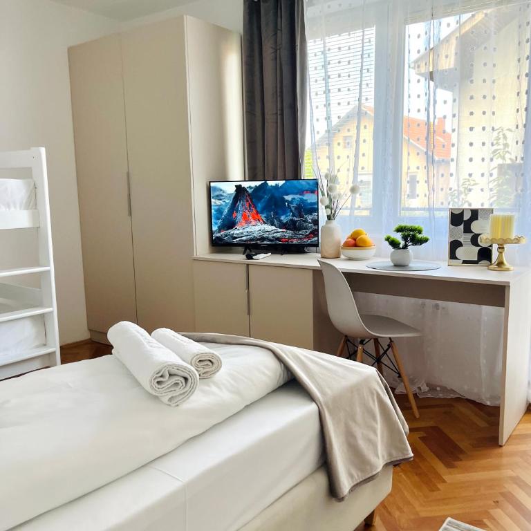 Talia - Standard Triple Room - 26
