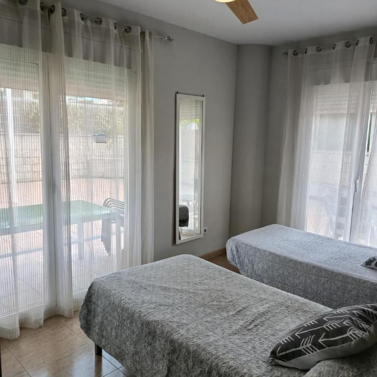 Precioso apartamento en Salou, con servicios. - Three-Bedroom Apartment - 4