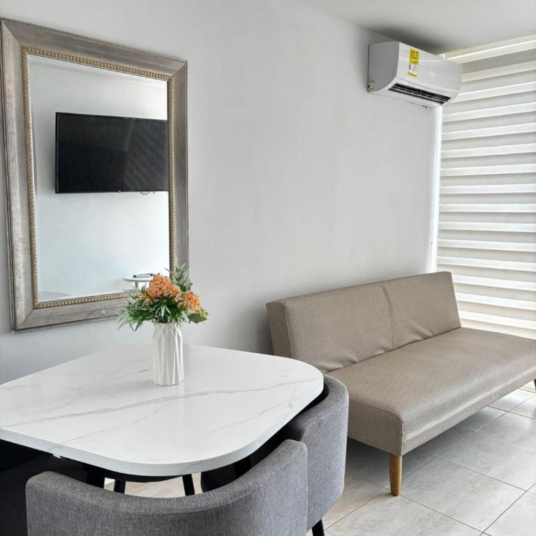 Apartamento amoblado, cómodo y cerca de lo mejor de la ciudad - Three-Bedroom Apartment - 6
