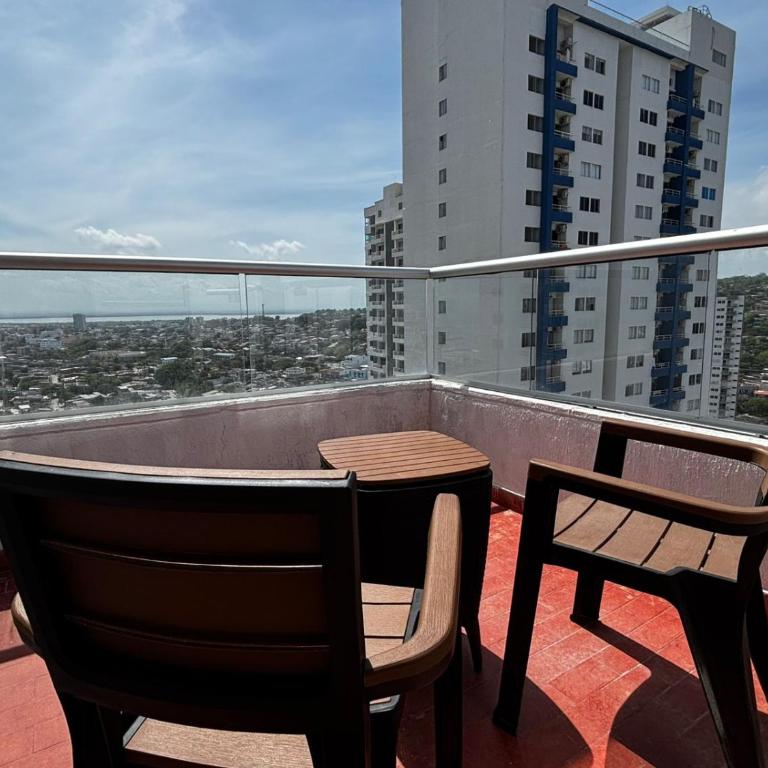 Apartamento amoblado, cómodo y cerca de lo mejor de la ciudad - Three-Bedroom Apartment - 4