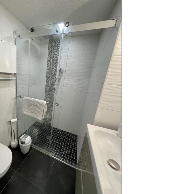 T2 Cozy au Centre - 3 Couchages - Annecy à 30mn - Chamonix, Megève à 45mn - Événements Salon RochExpo - Festivals - Train Express Annecy Evian-les-Bains- Genève - Appartement 1 Chambre - Non-Fumeurs - 7