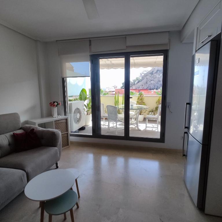 ÁTICO dúplex con vistas al MAR, CASTILLO y MONTAÑA, estancia mínima de 10 noches - Apartamento de 1 dormitorio - 8