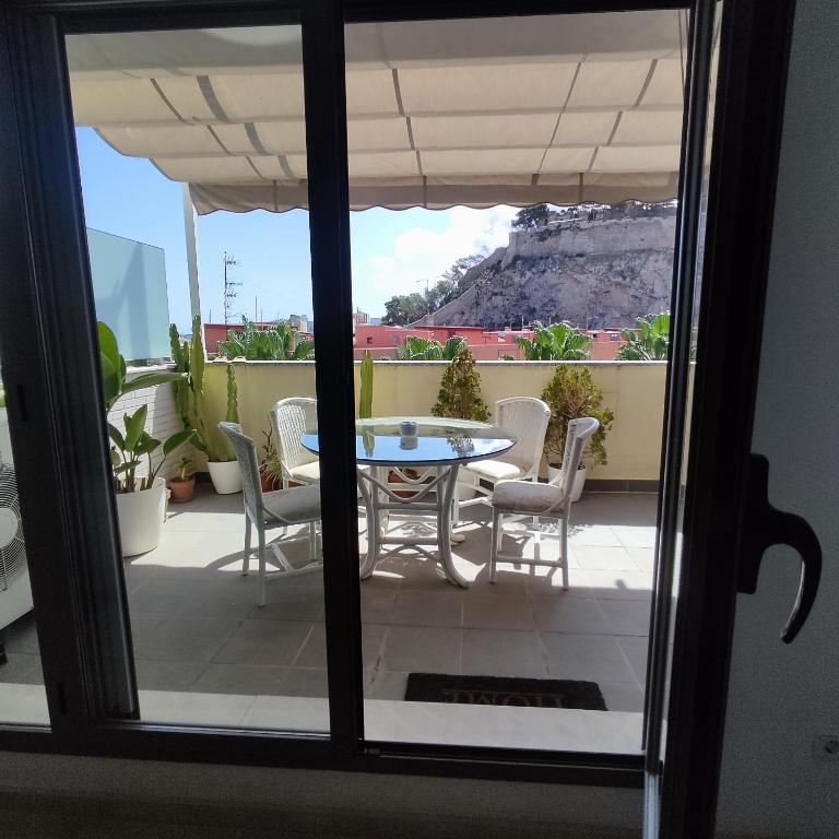 ÁTICO dúplex con vistas al MAR, CASTILLO y MONTAÑA, estancia mínima de 10 noches - Apartamento de 1 dormitorio - 9