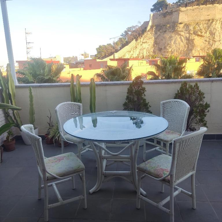 ÁTICO dúplex con vistas al MAR, CASTILLO y MONTAÑA, estancia mínima de 10 noches - Apartamento de 1 dormitorio - 12