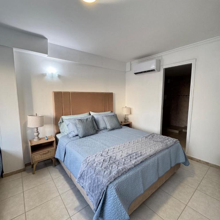 605 - Hermoso apartamento en Bocagrande con full aire acondicionado a pasos de la playa - Two-Bedroom Apartment - 3