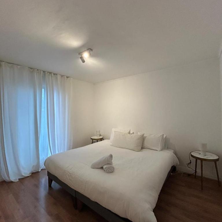 Hermosa casa con estacionamiento a pasos del Costanera Center - Habitación con baño compartido - Cama grande - 4