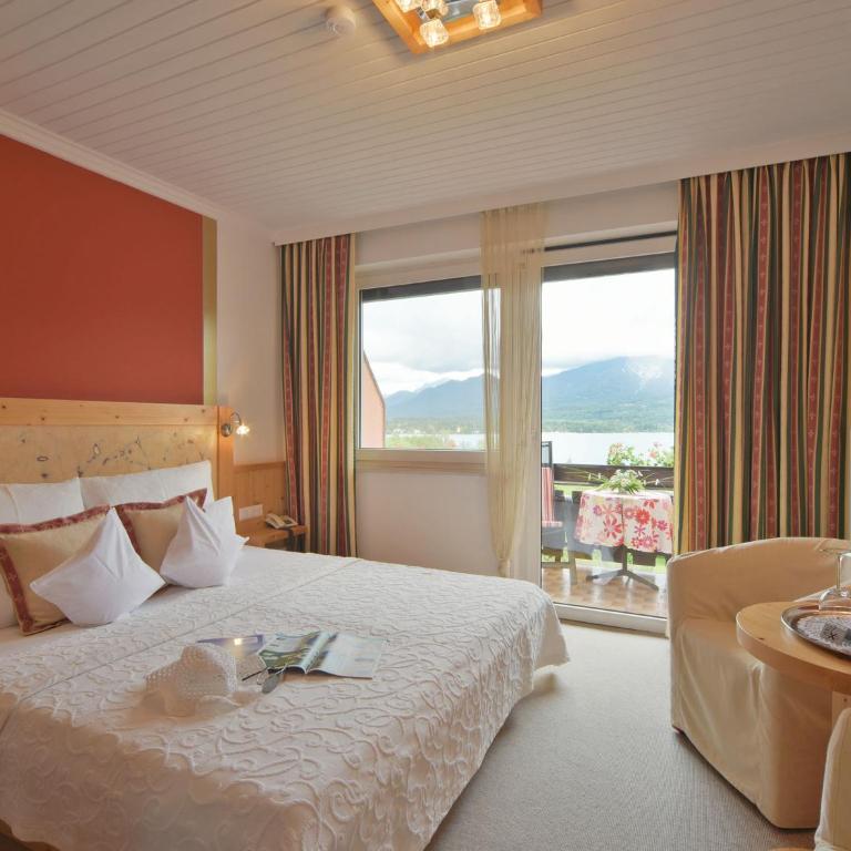 Biohof Naturzeit Faaker See - Doppelzimmer mit Balkon und Seeblick - 2