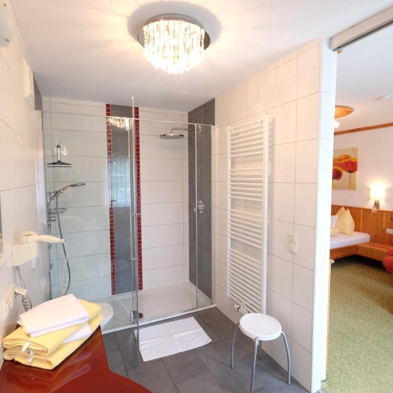 Die Nockalm - Dreibettzimmer mit Balkon - 8