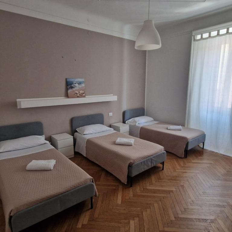Lilly Home - Basic Triple Room with Shared Bathroom - 1