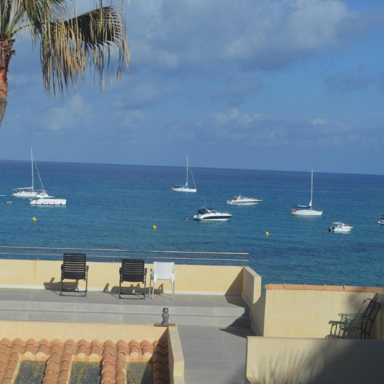 Excepcional Apartamento AMANECER al borde de playa y mar, en CHALET ROQUETES - One-Bedroom Apartment - 79