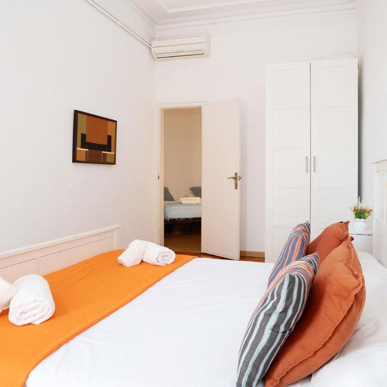 Apartamento de Lujo 7 Hab con balcón en Gran Vía -Grupos hasta 14 - 8min a pie Passeig Gràcia - Apartment - 44