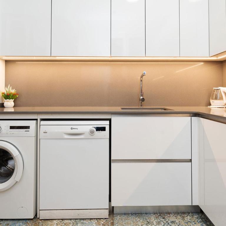 Apartamento de Lujo 7 Hab con balcón en Gran Vía -Grupos hasta 14 - 8min a pie Passeig Gràcia - Apartment - 39