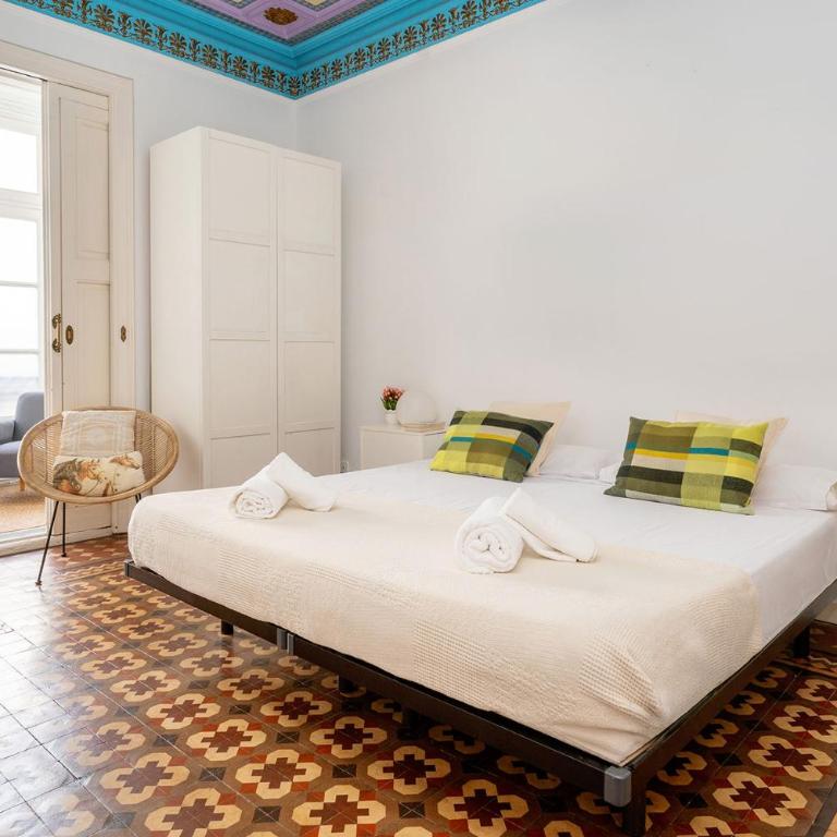Apartamento de Lujo 7 Hab con balcón en Gran Vía -Grupos hasta 14 - 8min a pie Passeig Gràcia - Apartment - 28