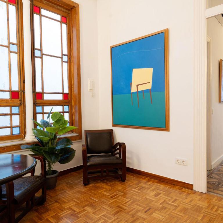 Apartamento de Lujo 7 Hab con balcón en Gran Vía -Grupos hasta 14 - 8min a pie Passeig Gràcia - Apartment - 52