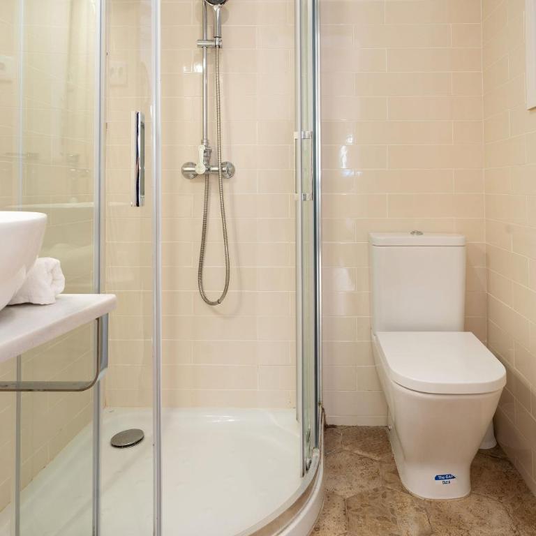 Apartamento de Lujo 7 Hab con balcón en Gran Vía -Grupos hasta 14 - 8min a pie Passeig Gràcia - Apartment - 58