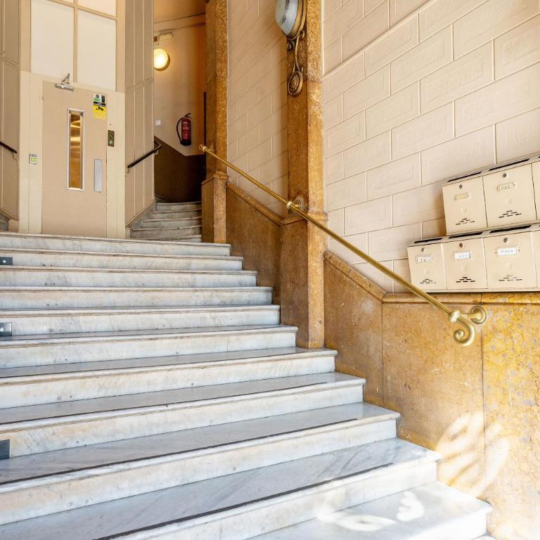 Apartamento de Lujo 7 Hab con balcón en Gran Vía -Grupos hasta 14 - 8min a pie Passeig Gràcia - Apartment - 62