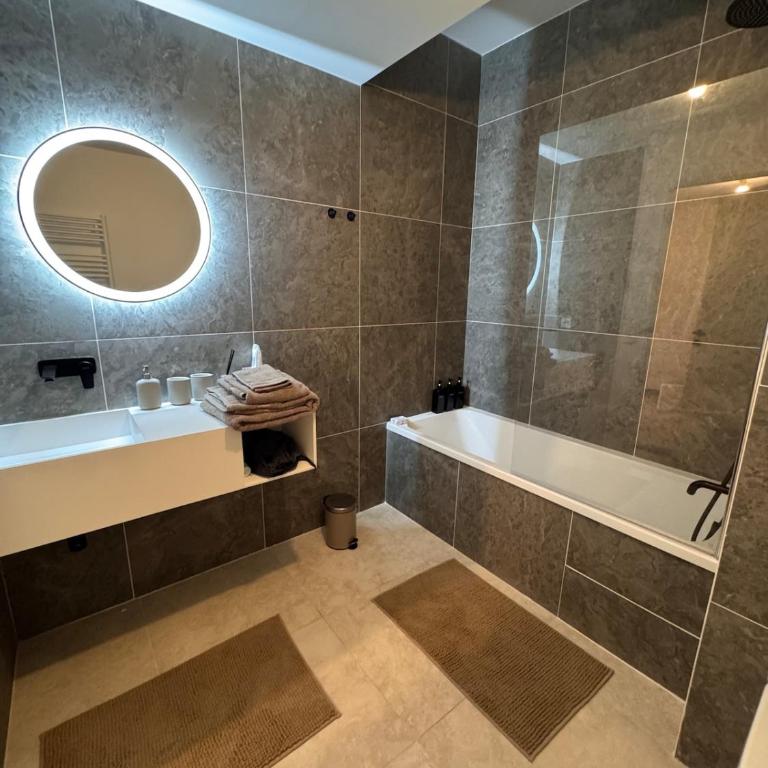 Stylish 2BR Monaco Border Flat, Terrace & Parking - Appartement 2 Chambres - 8