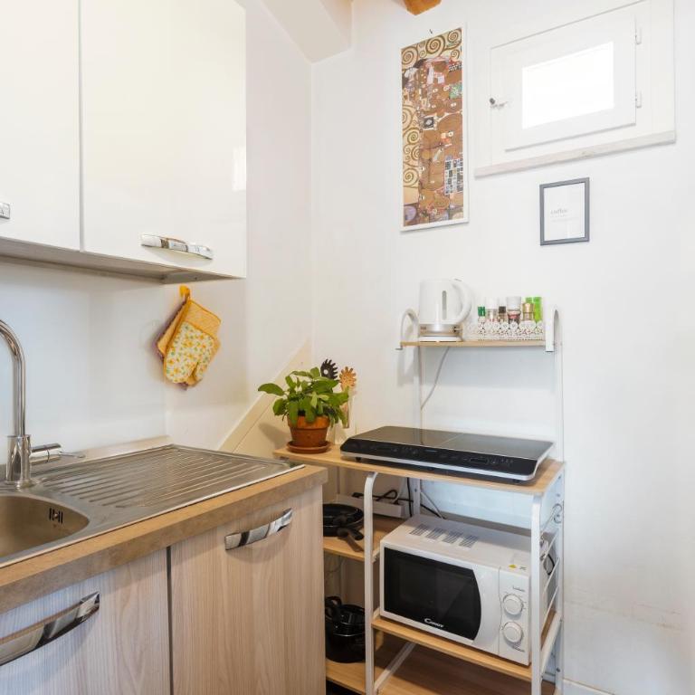 The Urban Retreat - Refined Loft with Large Terrace & Historic Views - Appartamento con 1 Camera da Letto - 13