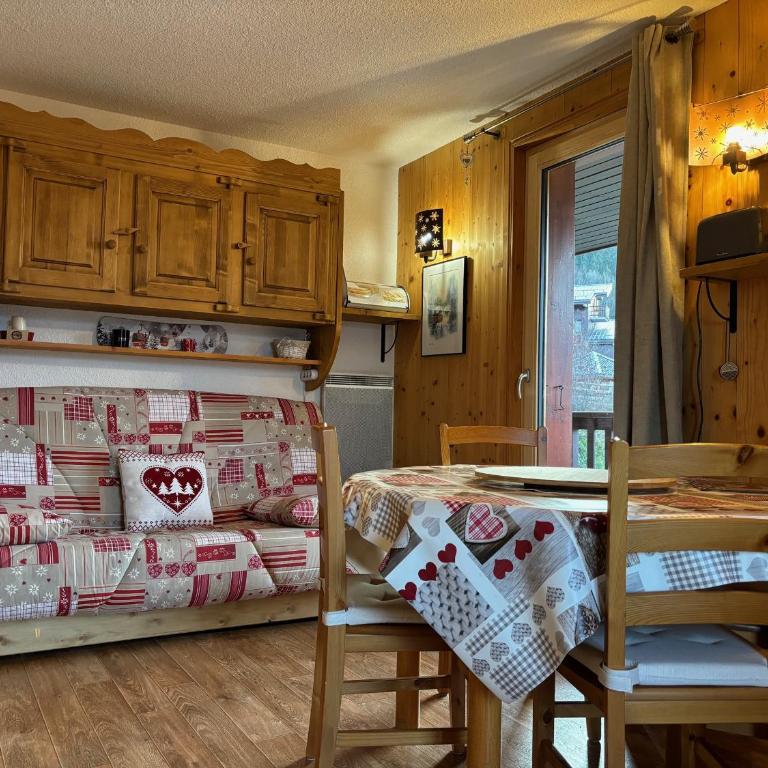 Charmant 2 Pièces + Cabine Rénové, Proche Commerces et Pistes, Balcon, Parking Gratuit - Montchavin - FR-1-329-85 - Apartment - 1