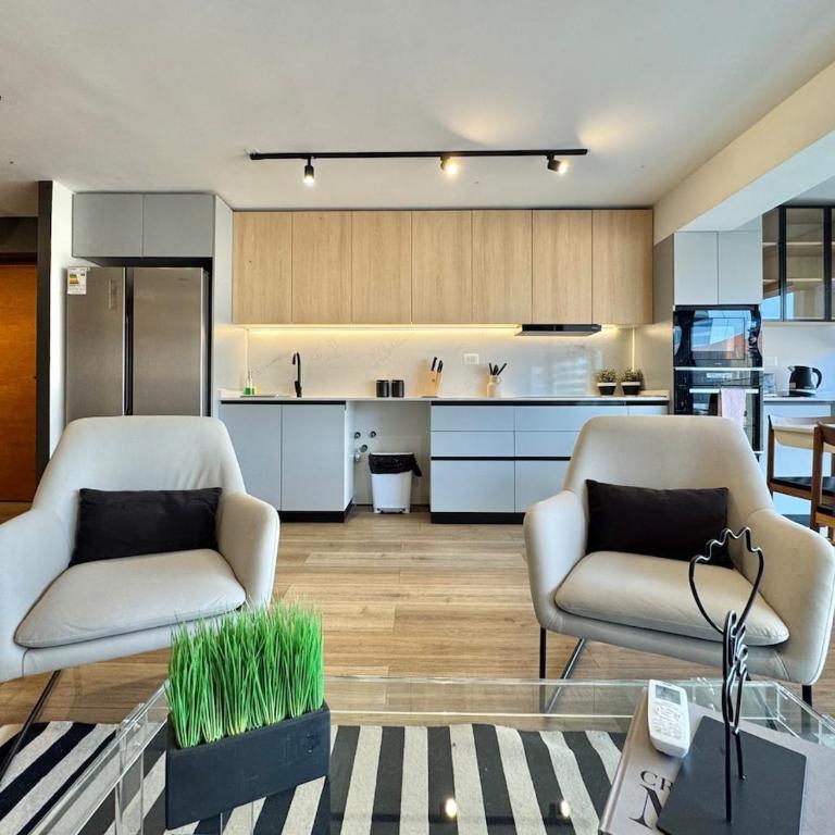 Moderno depto 2B y 2D en el corazón de Las Condes - Two-Bedroom Apartment with Balcony - 9