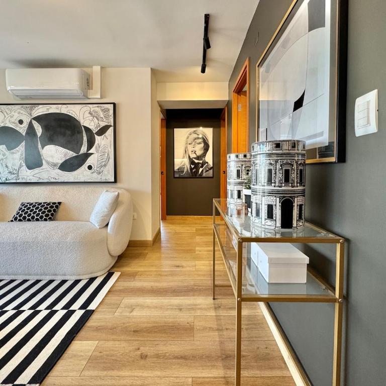 Moderno depto 2B y 2D en el corazón de Las Condes - Two-Bedroom Apartment with Balcony - 8