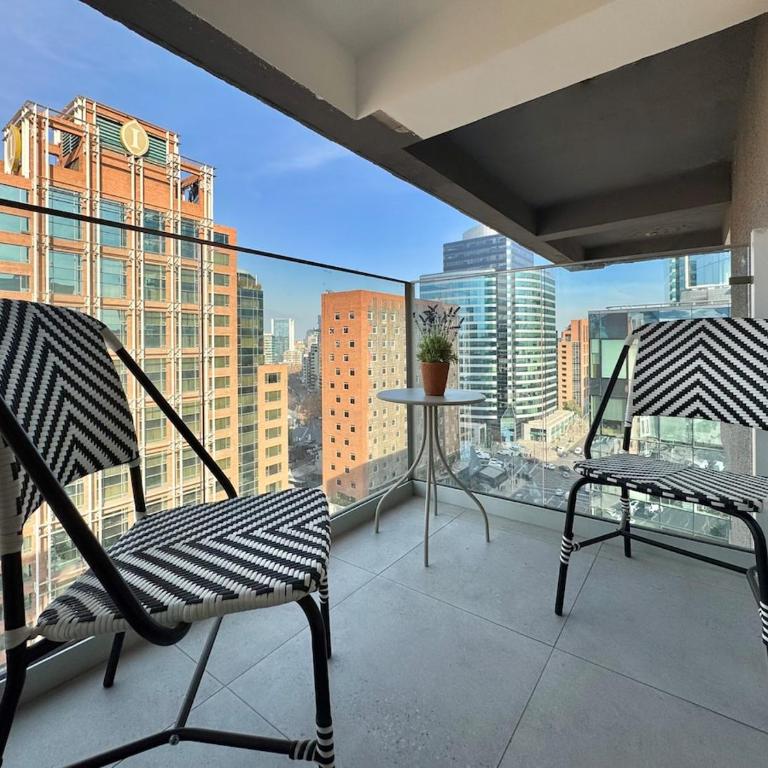Moderno depto 2B y 2D en el corazón de Las Condes - Two-Bedroom Apartment with Balcony - 4