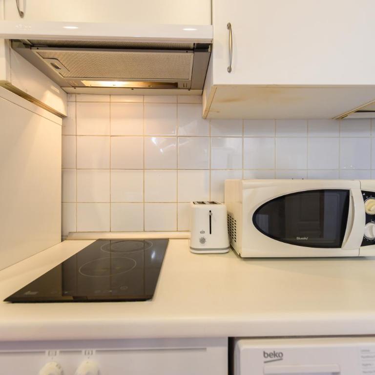 For You Rentals Preciosa Buhardilla TEMPORAL en plena Puerta del Sol de Madrid COR25 - Apartamento de 1 dormitorio - 7
