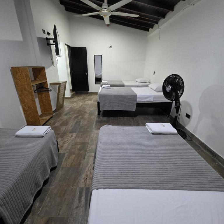 Hotel Prestige - Habitación Cuádruple Económica - 3