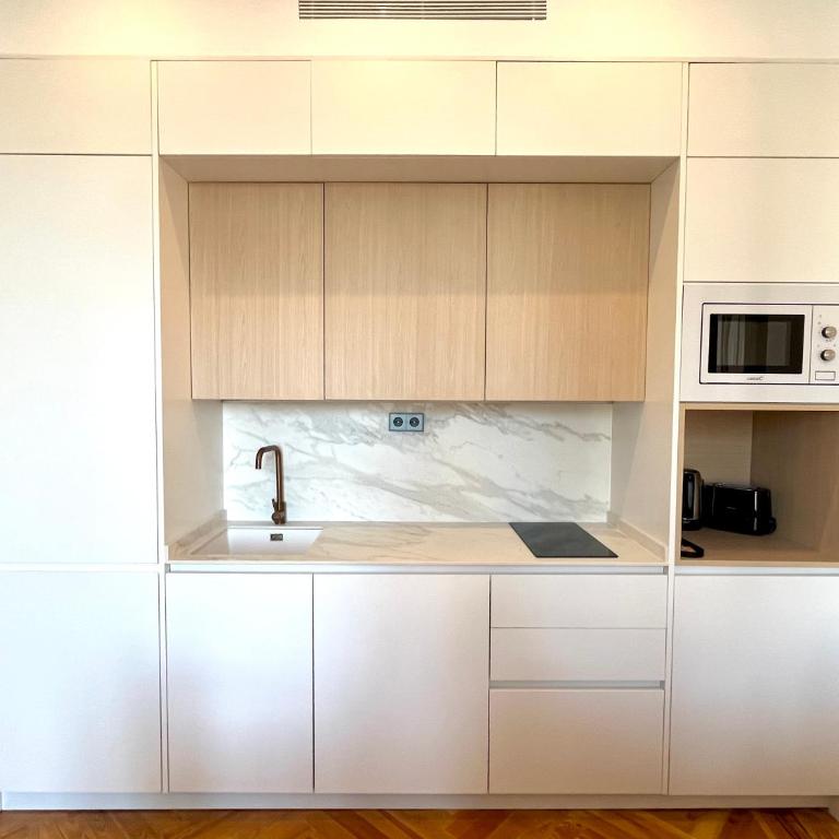 dPLACE to Be - Apartamentos de Lujo en Centro Histórico - One-Bedroom Apartment with Balcony and City View - 3