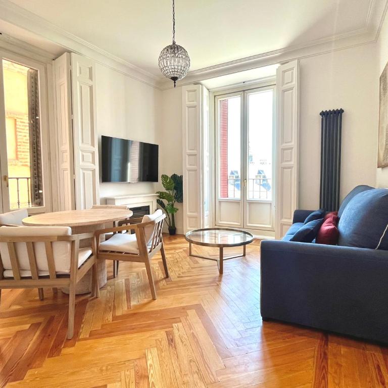 dPLACE to Be - Apartamentos de Lujo en Centro Histórico - One-Bedroom Apartment with Balcony and City View - 1