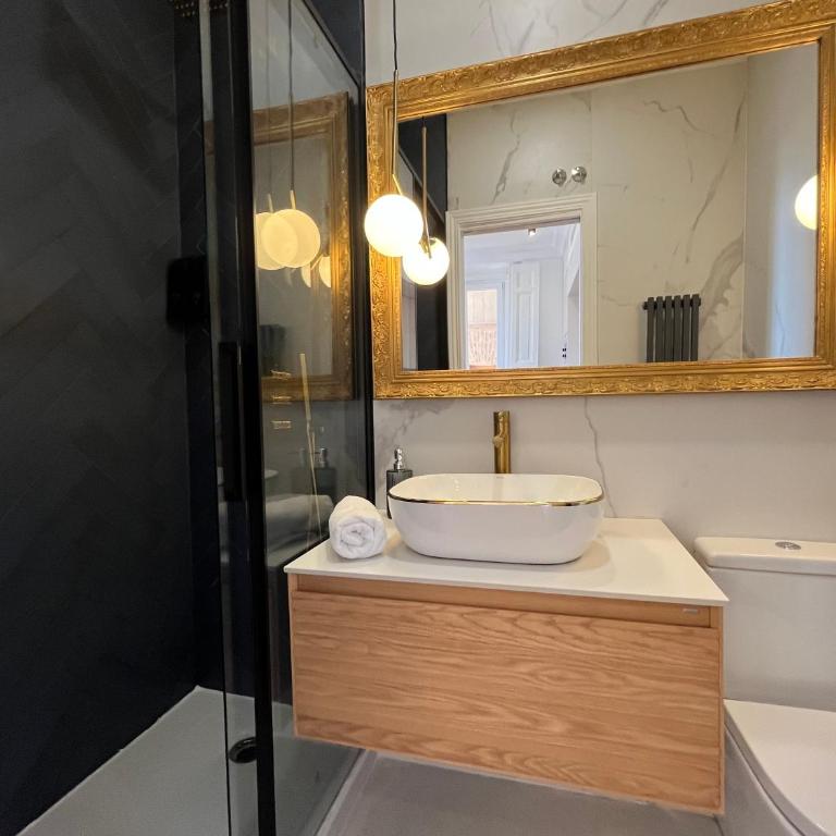 dPLACE to Be - Apartamentos de Lujo en Centro Histórico - One-Bedroom Apartment with Balcony and City View - 8