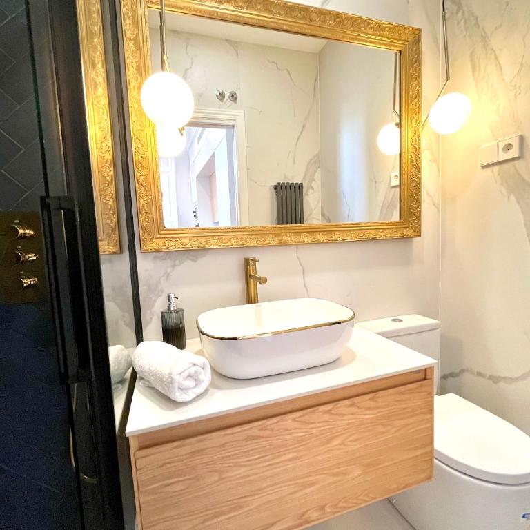 dPLACE to Be - Apartamentos de Lujo en Centro Histórico - One-Bedroom Apartment with Balcony and City View - 12