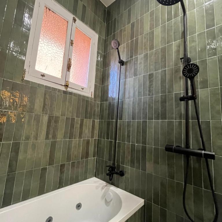 dPLACE to Be - Apartamentos de Lujo en Centro Histórico - One-Bedroom Apartment with Balcony and City View - 11
